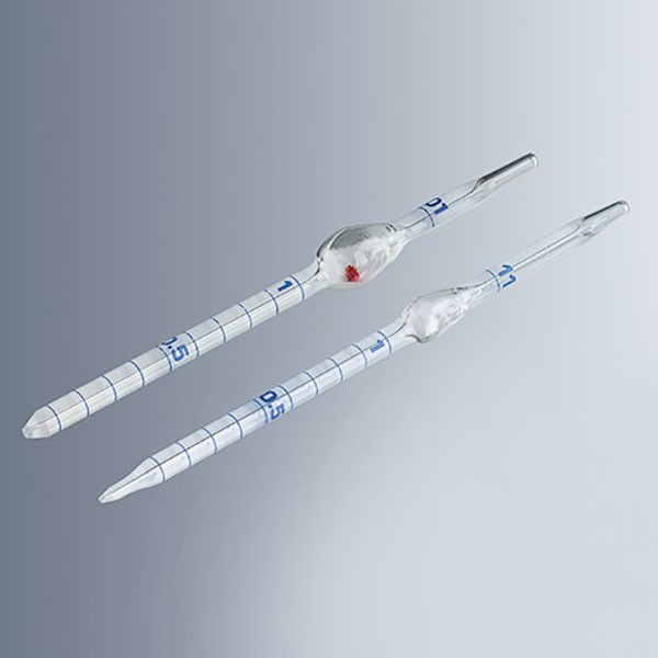 <p>Las <strong>pipetas cuentaglóbulos </strong>o de<strong> dilución de sangre</strong> son utilizadas para el análisis de la densidad de eritrocitos (glóbulos rojos) y leucocitos (glóbulos blancos) en laboratorios de analítica clínica.</p>

<ul><li>Proporción de mezcla: glóbulos blancos 1:10; glóbulos rojos 1:100</li>
	<li>Con franja (perla) blanca (glóbulos blancos) o roja (glóbulos rojos)</li>
	<li>Graduación azul</li>
	<li>Tolerancia ± 3%</li>
	<li>Con 10 subdivisiones</li>
</ul>