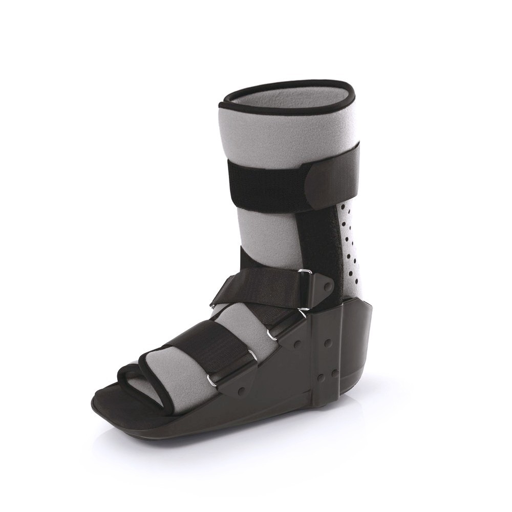 <p>La bota r&iacute;gida, sus correas de velcro cruzadas en el tobillo y el revestimiento de espuma, garantizan comodidad y ajuste perfecto. Dise&ntilde;o anat&oacute;mico para mayor estabilidad. Platilla ajustable. Cubierta lavable para mayor higiene. Los nuevos y &uacute;nicos respiraderos permiten la ventilaci&oacute;n y proporcionan una buena temperatura de la piel para mayor comodidad del paciente. Ajuste universal para pie derecho o izquierdo.</p>
<p><strong>Indicaciones:</strong></p>
<ul>
<li>Estabilizaci&oacute;n de fracturas en pie o tobillo.</li>
<li>Esguince agudo de tobillo, esguince severo de tobillo o pie.</li>
<li>Fractura por estr&eacute;s en la extremidades inferiores.</li>
<li>Lesiones de tejidos blandos</li>
<li>Uso pos-quir&uacute;rgico, rehabilitaci&oacute;n.</li>
</ul>
<p>&nbsp;</p>
<p><strong>Beneficios:</strong></p>
<ul>
<li>Correas cruzadas en el tobillo que previenen el deslizamiento y aportan mayor fijaci&oacute;n al tal&oacute;n.</li>
<li>Cintas de velcro ajustables y removibles para una f&aacute;cil colocaci&oacute;n y ajuste personalizado.</li>
<li>Forro con c&oacute;moda forma anat&oacute;mica y lavable para mayor higiene.</li>
<li>Suela curvada y antideslizante que mejora el movimiento al caminar; ayuda a la marcha fisiol&oacute;gica y apoya al &eacute;xito del tratamiento.</li>
<li>Respiraderos que permiten la ventilaci&oacute;n proporcionando una buena temperatura de la piel.&nbsp; <br><br></li>
</ul>