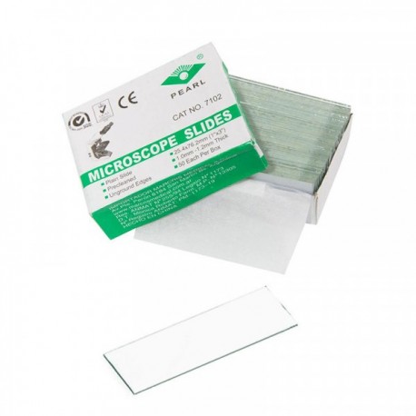 <p>Portaobjetos en vidrio (laminillas para microscopio) de forma rectangular transparente, utilizados para preparar o almacenar muestras u objetos con el fin de observarlos en el microscopio. Con dimensiones de 26 x 76 mm, de diferentes acabados: corte diamantado (sencillo y el más común) cantos o contorno pulido, pantalla esmerilada para escritura o identificación y de una o dos excavaciones o cavidades.</p>