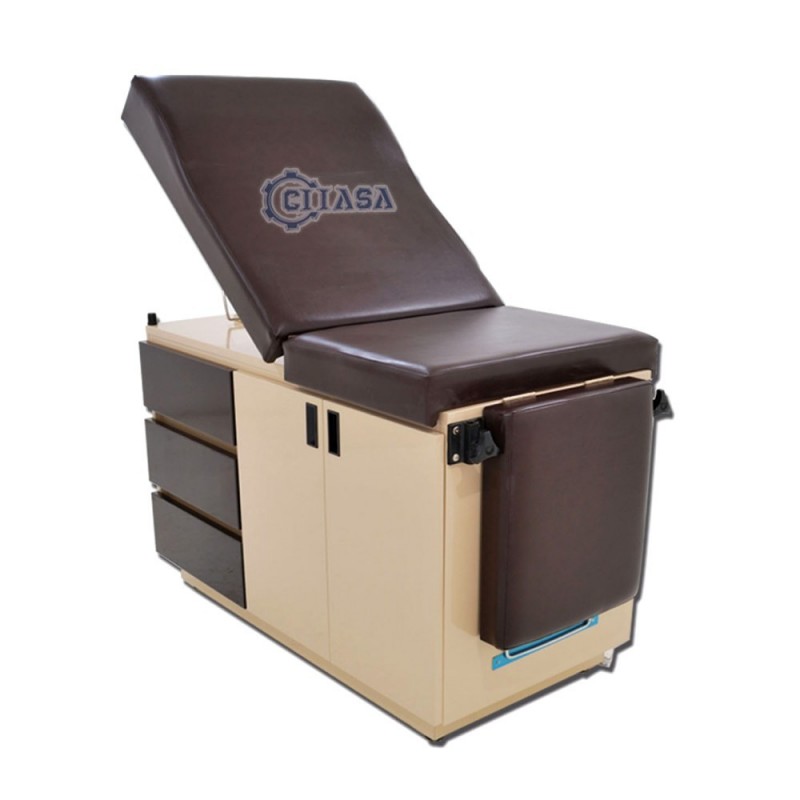 <p>Mesa de exploración con dos puertas y tres cajones laterales los cuales cuentan con un bonito diseño para fácil apertura, pueden tener color similar a color de su tapiz lo que permite un hermoso contraste con el color del gabinete.</p>

<p>Estos colores forman parte de su personalidad y permiten dar realce y elegancia a cualquier espacio. La mesa cuenta con niveladores que permiten dar una altura ajustable en espacios desnivelados y evitar el contacto directo con el piso.</p>