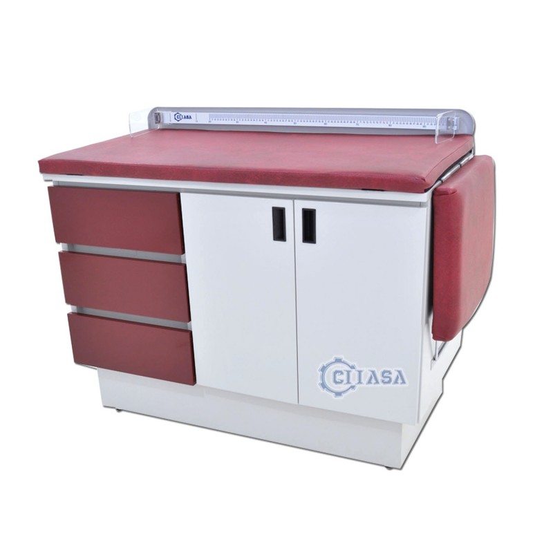 <p>Mesa pediátrica con dos puertas en las cuales cuenta con un entrepaño interno, lateral a esto ,están tres cajones con frentes combinables con el colchón (desmontable). de manera manual a través de cremallera. Infantómetro graduado de 0 a 99cm con paletas de acrílico. Dimensiones generales: 58 cm de ancho, 150 cm largo y 98 cm de altura total.</p>

<ul><li>Piecera con posiciones de 270° a 180°</li>
</ul>