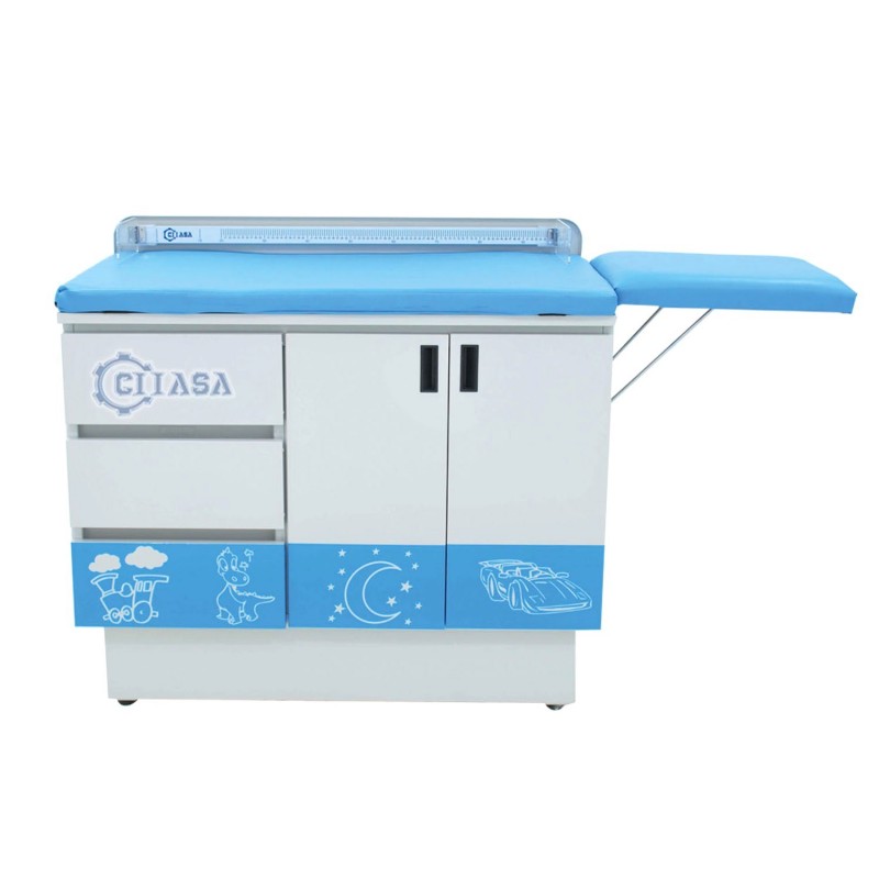 <p>Mesa con motivos infantiles. Cuenta con dos puertas con un entrepaño interno, lateral a esto están tres cajones con frentes combinables con el colchón (desmontable).</p>

<ul><li>Piecera con posiciones de 270° a 180° de manera manual a través de cremallera.</li>
	<li>Infantómetro graduado de 0 a 99 cm con paletas de acrílico.</li>
	<li><strong>Dimensiones generales: 58 cm de ancho, 150 cm largo y 98 cm de altura total.</strong></li>
</ul>