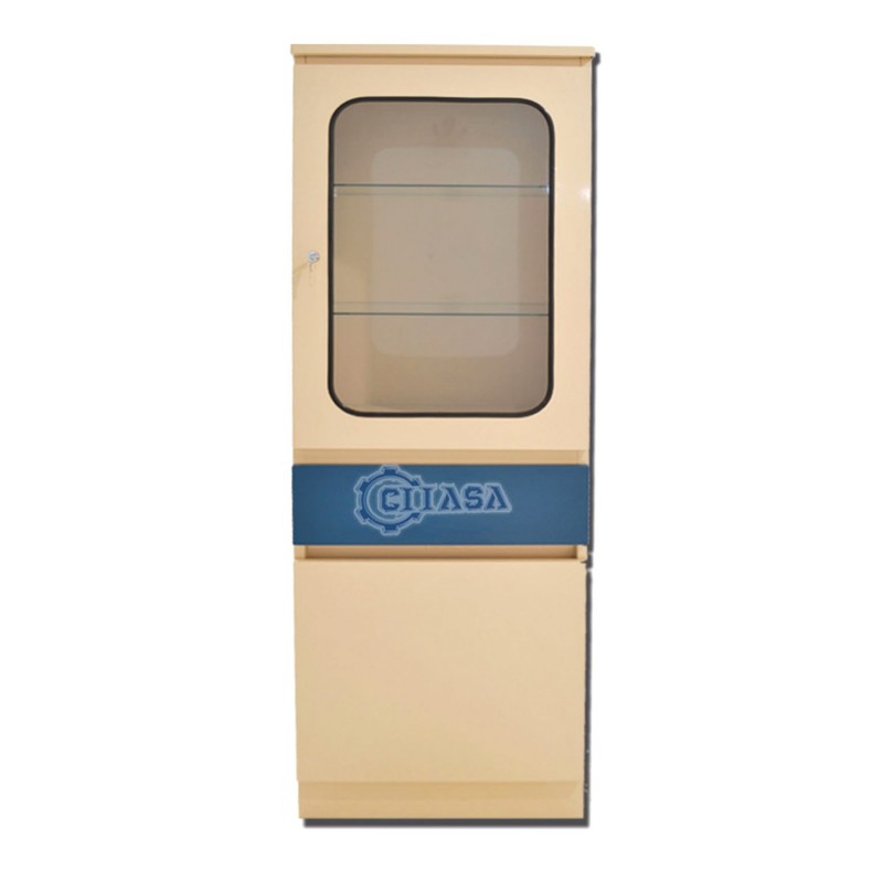 <p>Vitrina de estructura sencilla con puerta, entrepaños de vidrio, cajón y gaveta.</p>
<ul><li>Puerta superior con chapa integrada para su acceso</li>
	<li>Dos entrepaños de vidrio que se pueden graduar de altura gracias a su cremallera</li>
	<li>Amplio cajón y una gaveta inferior con bisagra bidimensional</li>
</ul>