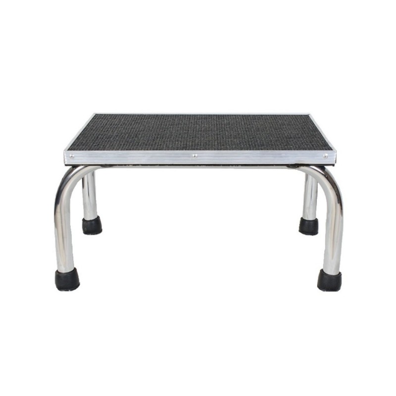 <ul><li>Fabricada en tubo redondo de acero.</li>
	<li>Peldaño forrado con tapete antiderrapante color negro con moldura alrededor.</li>
	<li>Regatones de hule natural en color negro.</li>
	<li>Soporta entre 90 kg de peso.</li>
</ul>