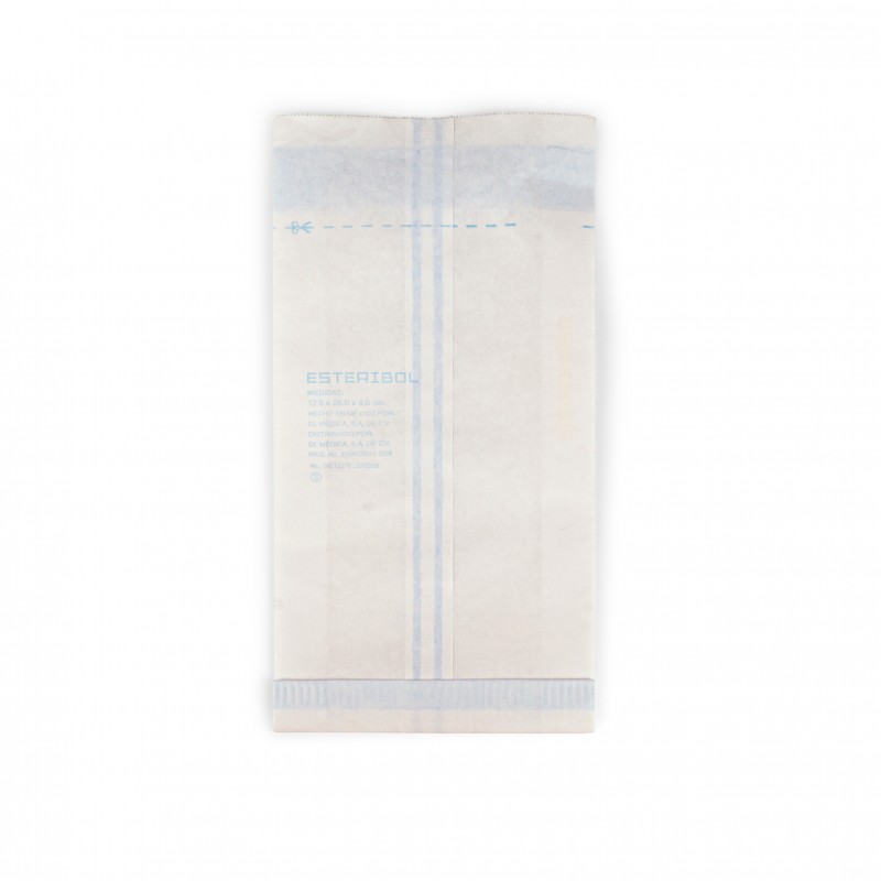 <p>Bolsa de papel grado m&eacute;dico para esterilizar con gas, &oacute;xido de etileno, formaldeh&iacute;do o vapor. Con o sin tratamiento antibacteriano; con reactivo qu&iacute;mico impreso y sistema de apertura.</p>
<p>La bolsa dispone de un sistema de apertura que permite abrir f&aacute;cilmente la bolsa en el quir&oacute;fano. El cierre de la parte superior (boca) es termo adhesivo.</p>
<p>El fondo de la bolsa es sellado con un termo adhesivo, a trav&eacute;s del ancho de la misma y tiene dos dobleces, cada uno pegado con un adhesivo no corrosivo resistente al agua. El lado posterior de la bolsa tiene un adhesivo no corrosivo resistente al agua y est&aacute; constituido mediante un sistema de dos bandas de adhesivo.</p>
<p>La porci&oacute;n abierta de la bolsa, tambi&eacute;n llamada boca, puede tener un corte plano o aserrado (zigzag) el cual est&aacute; cortado a una sola altura en ambos lados de la bolsa. El corte aserrado (zigzag) a una sola altura, dispone de una muesca de 9 &plusmn; 3 mm de profundidad y no menor de 15 mm de ancho, que permite expandir f&aacute;cilmente la boca de la bolsa. La ubicaci&oacute;n de la muesca est&aacute; al centro de la parte superior o boca de la bolsa.</p>
<p>Las bandas de termo adhesivo del fondo y de la boca no disminuyen la capacidad de la bolsa. El adhesivo utilizado en las bolsas est&aacute; pigmentado en un color que contrasta a simple vista con el color de la bolsa. Los laterales de la bolsa contienen un fuelle que permite expandirla. El ancho del fuelle se indica en dimensiones en cm.</p>